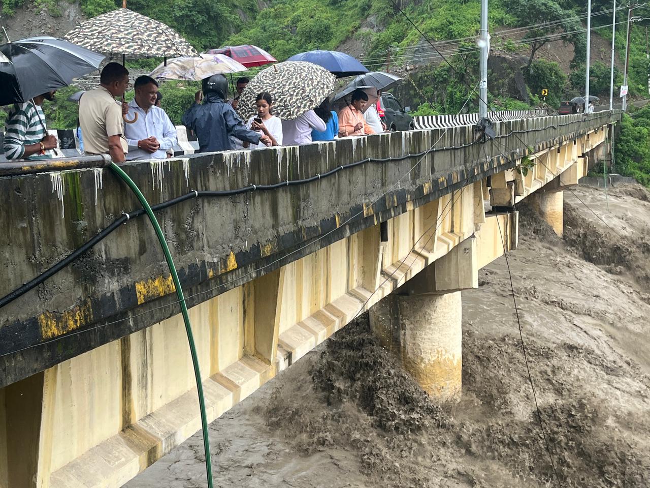 भारी बारिश के बीच प्रशासन अलर्ट, एसडीएम और तहसीलदार ने संवेदनशील क्षेत्रों का किया निरीक्षण