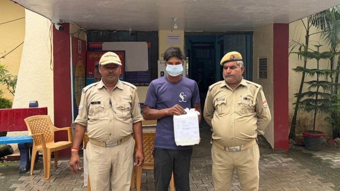 अवैध शराब के खिलाफ दून पुलिस की बड़ी कार्रवाई, दो तस्कर गिरफ्तार