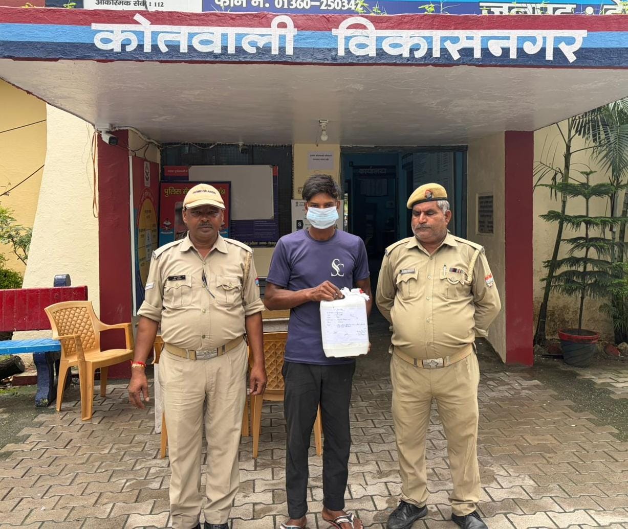 अवैध शराब के खिलाफ दून पुलिस की बड़ी कार्रवाई, दो तस्कर गिरफ्तार