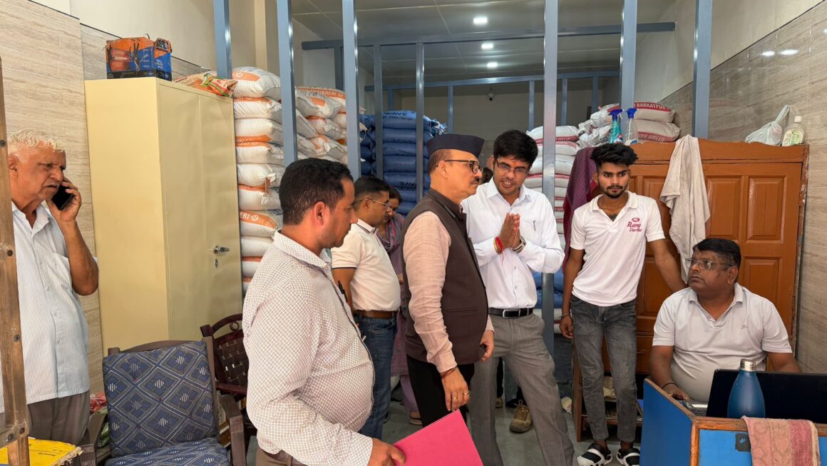 चीनी के बढ़ते दामों पर प्रशासन सख्त, देहरादून में दो दर्जन से अधिक थोक विक्रेताओं के प्रतिष्ठानों पर छापेमारी