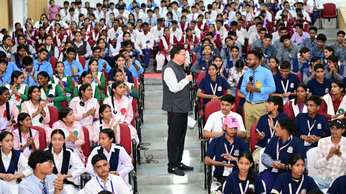 सीएम धामी ने विद्यार्थियों से किया सीधा संवाद, कहा—युवा ही देश और प्रदेश के भविष्य के निर्माता