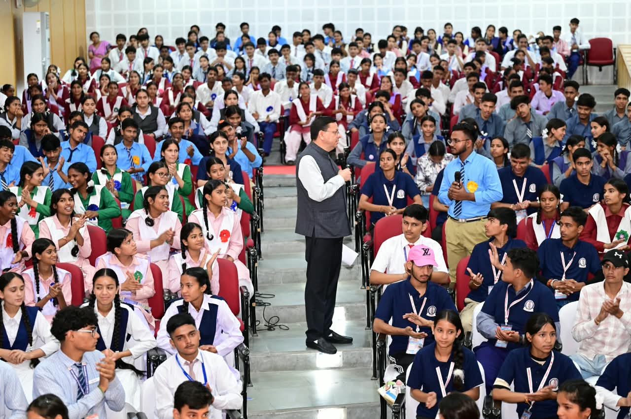 सीएम धामी ने विद्यार्थियों से किया सीधा संवाद, कहा—युवा ही देश और प्रदेश के भविष्य के निर्माता