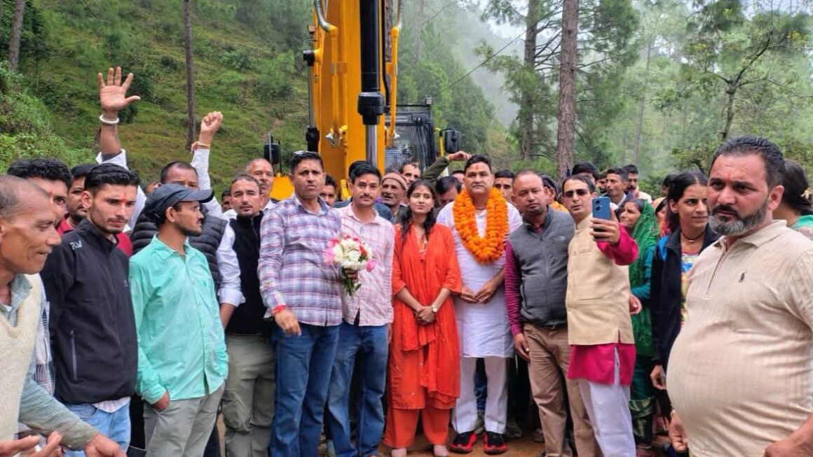 मंत्री राम सिंह कैड़ा ने किया सड़क निर्माण कार्य का शुभारंभ, ग्रामीणों ने फूल-मालाओं से किया स्वागत