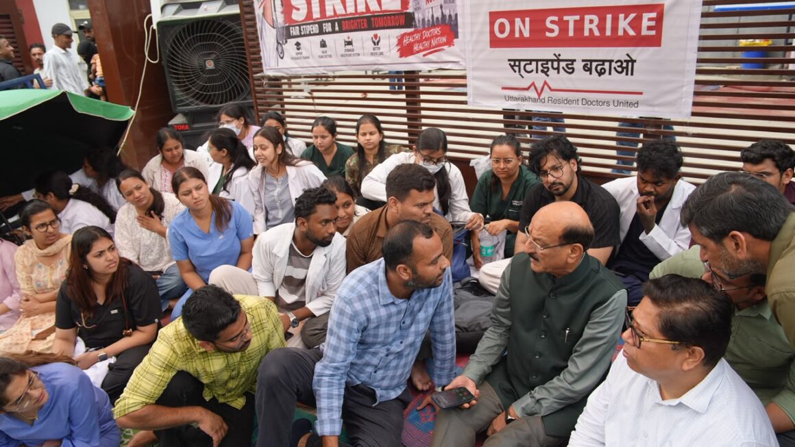मंत्री सुबोध उनियाल ने दून अस्पताल पहुंचकर पीजी, एसआर और जेआर डॉक्टरों को दिया स्टाइपेंड बढ़ाने का भरोसा, धरना स्थगित