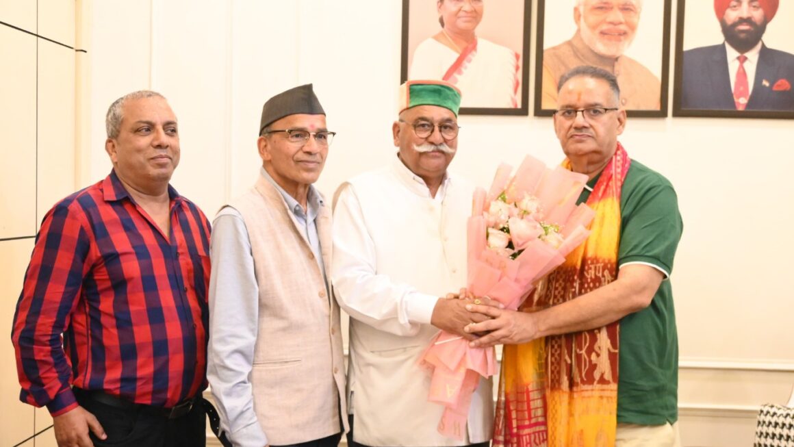 मसूरी में गढ़वाल सभा भूमि एवं भवन हेतु सहयोग के लिए कैबिनेट मंत्री गणेश जोशी का आभार प्रकट करते गढ़वाल सभा के पदाधिकारी