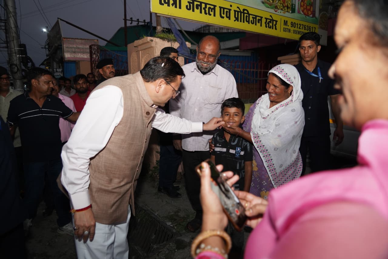 जल सृष्टि पार्क के लोकार्पण से लौटते समय सीएम धामी ने अचानक रुकवाया काफिला, बच्चों और आमजन के साथ खिंचवाईं सेल्फी