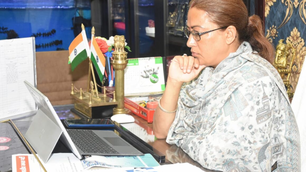 कैबिनेट मंत्री रेखा आर्या ने सुनी प्रधानमंत्री नरेंद्र मोदी के ‘मन की बात’, कहा ‘मन की बात’ है राष्ट्रहित और जनभागीदारी के संदेश को जन-जन तक पहुंचाने का सशक्त माध्यम