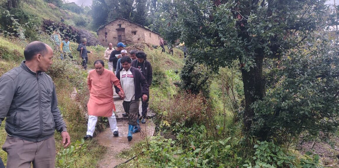कार्यक्रम स्थगित कर आपदा प्रभावितों के बीच पहुंचे डॉ. धन सिंह रावत