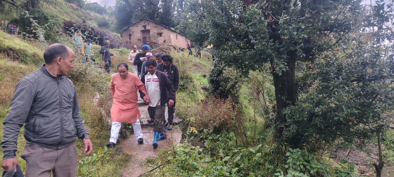 कार्यक्रम स्थगित कर आपदा प्रभावितों के बीच पहुंचे डॉ. धन सिंह रावत
