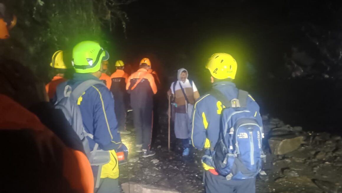 चीड़बासा स्लाइडिंग जोन में संयुक्त रेस्क्यू अभियान चलाकर 1500 यात्रियों को सुरक्षित पहुंचाया गौरीकुंड