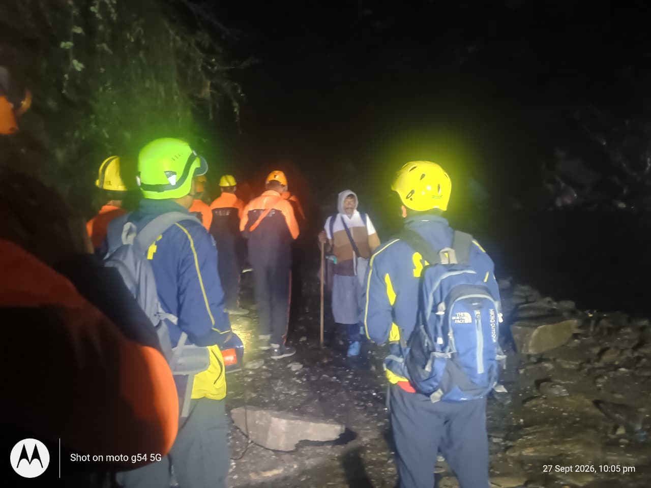 चीड़बासा स्लाइडिंग जोन में संयुक्त रेस्क्यू अभियान चलाकर 1500 यात्रियों को सुरक्षित पहुंचाया गौरीकुंड