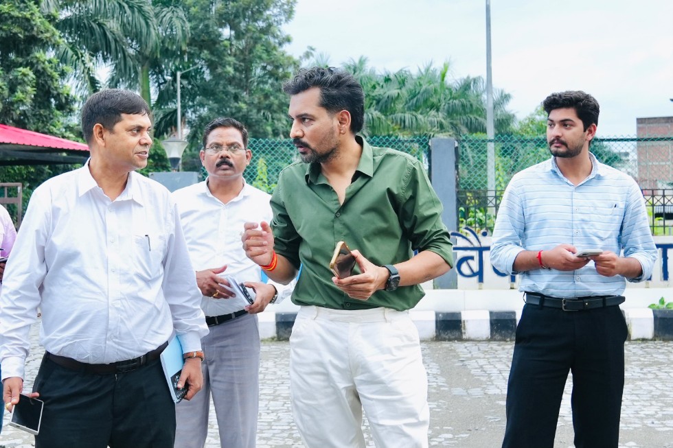 सीएम हेल्पलाइन की फोर्स क्लोज शिकायत की डीएम ने मौके पर पहुंचकर जांची हकीकत