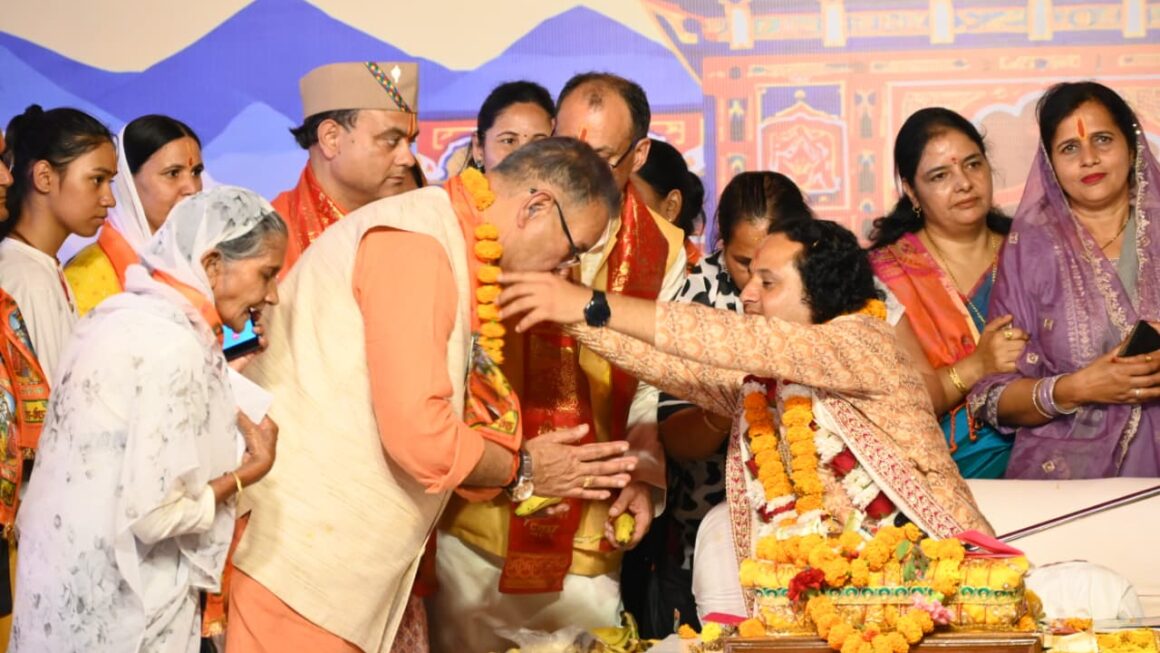 शहीद सैनिकों की पुण्य आत्माओं की शांति के लिए आयोजित श्रीमद्भागवत कथा के समापन कार्यक्रम में प्रतिभाग करते सैनिक कल्याण मंत्री गणेश जोशी