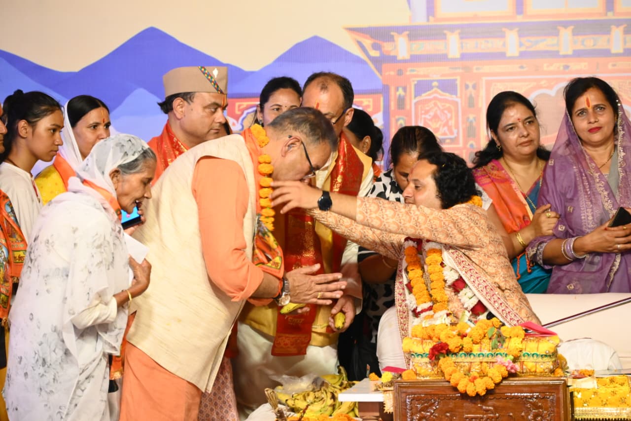 शहीद सैनिकों की पुण्य आत्माओं की शांति के लिए आयोजित श्रीमद्भागवत कथा के समापन कार्यक्रम में प्रतिभाग करते सैनिक कल्याण मंत्री गणेश जोशी