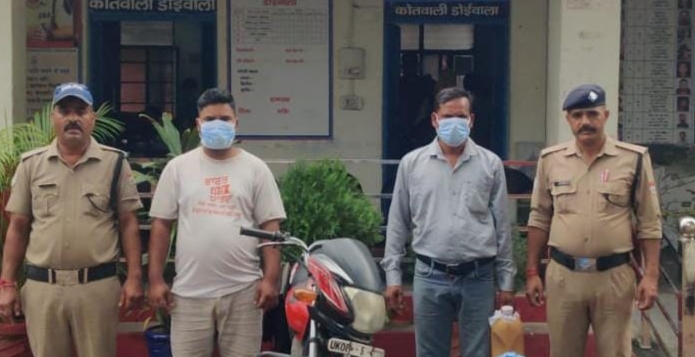 डोईवाला में शराब तस्करों पर पुलिस का शिकंजा, दो गिरफ्तार