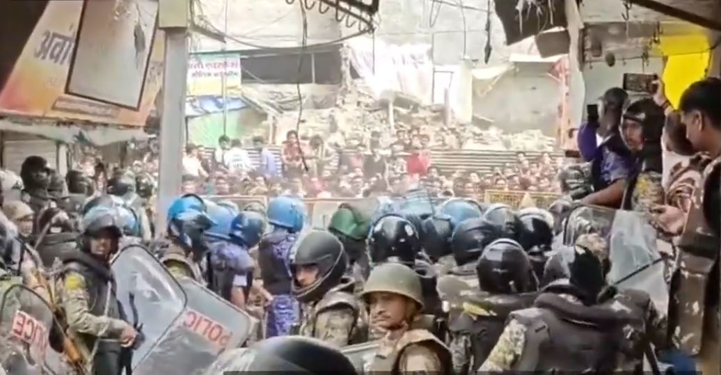 सिंहस्थ 2028 की तैयारी में उज्जैन में सड़क चौड़ीकरण को लेकर तनाव, भारी पुलिसकर्मी तैनात, हाईकोर्ट में सुनवाई आज