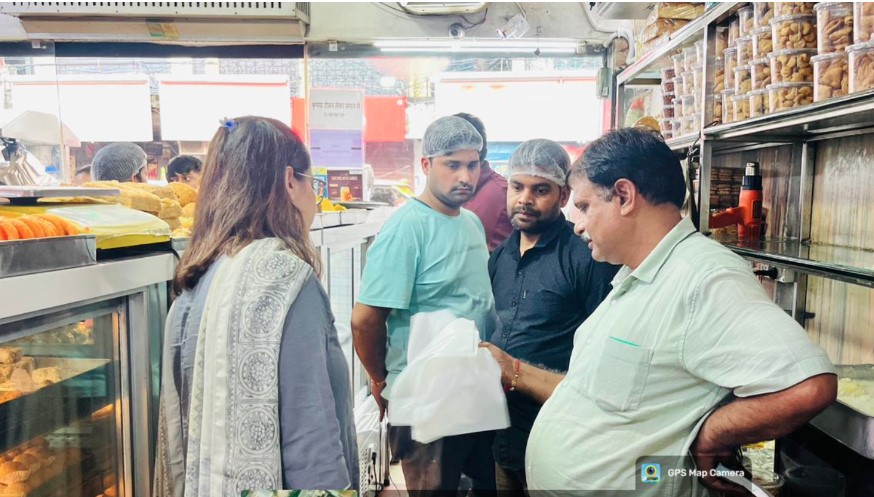 सिंगल यूज प्लास्टिक पर प्रशासन की सख्ती जारी, टर्नर रोड वार्ड में 38 प्रतिष्ठानों का औचक निरीक्षण