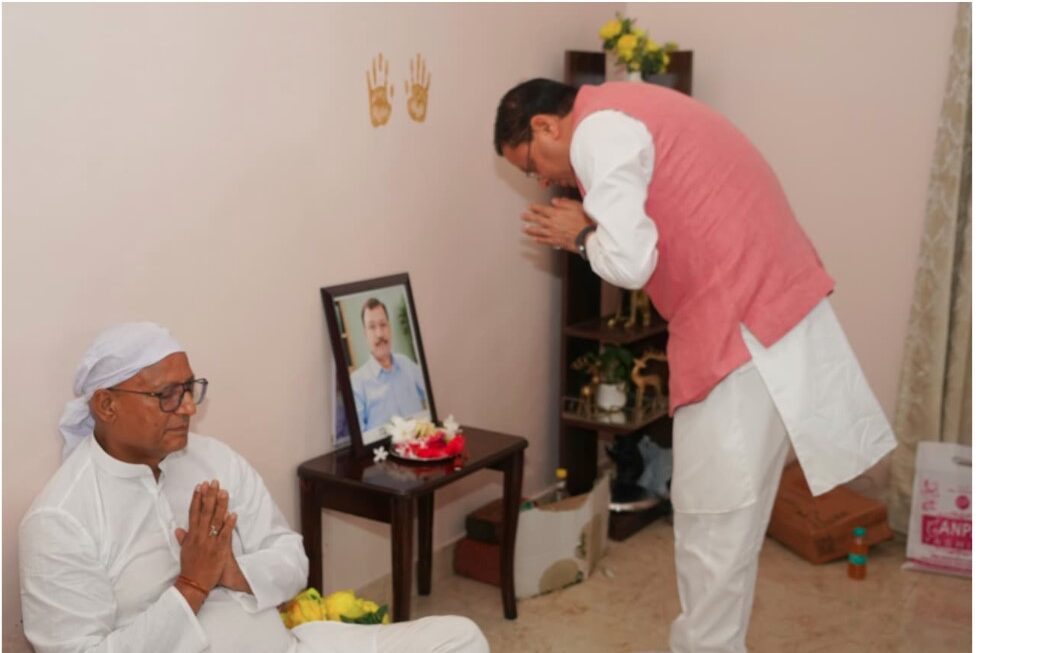 मुख्यमंत्री धामी ने वीरेंद्र सिंह बिष्ट के निधन पर जताया दुख, उनके आवास पहुंचकर दी श्रद्धांजलि