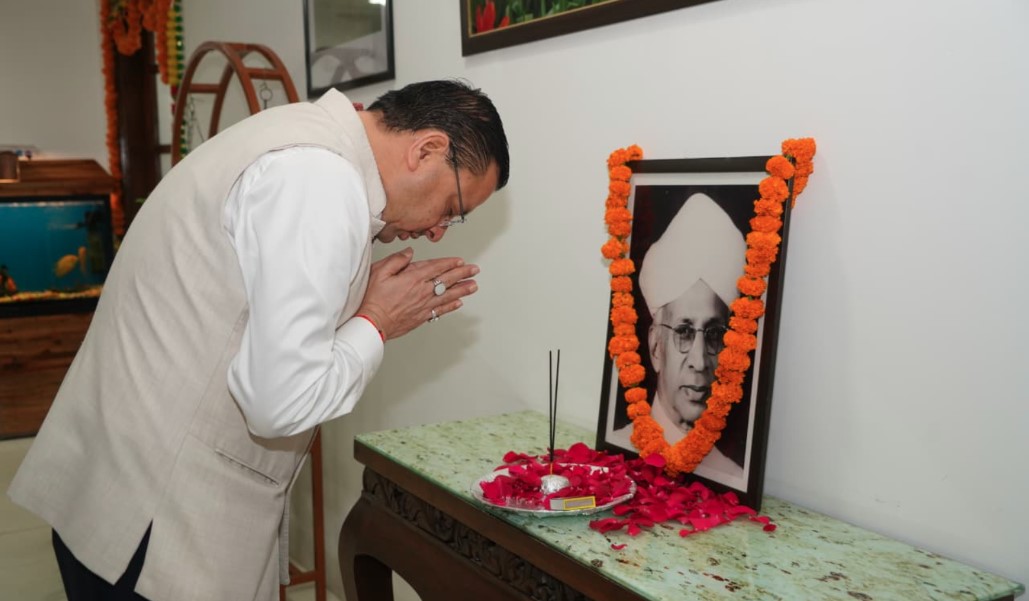 शिक्षक नई पीढ़ी के मार्गदर्शक, राष्ट्र एवं समाज निर्माण में उनकी भूमिका महत्वपूर्ण है- सीएम धामी