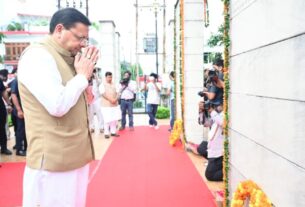 मुख्यमंत्री धामी ने शहीद स्मारक पर शहीदों को अर्पित की श्रद्धांजलि