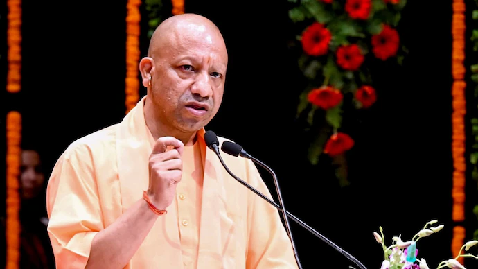 मेहनत और प्रतिभा को सम्मान देगी योगी सरकार, विद्यालयों के वार्षिकोत्सव में मिलेगा पुरस्कार