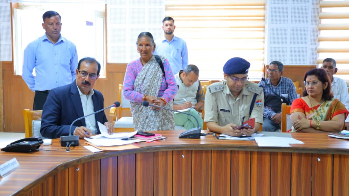 जनता दर्शन में 10 शिकायतों पर सुनवाई, अपर जिलाधिकारी ने दिए त्वरित निस्तारण के निर्देश
