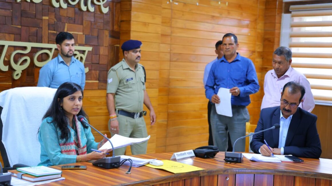 जनता मिलन में जिलाधिकारी ने सुनीं 28 शिकायतें, समयबद्ध निस्तारण के निर्देश