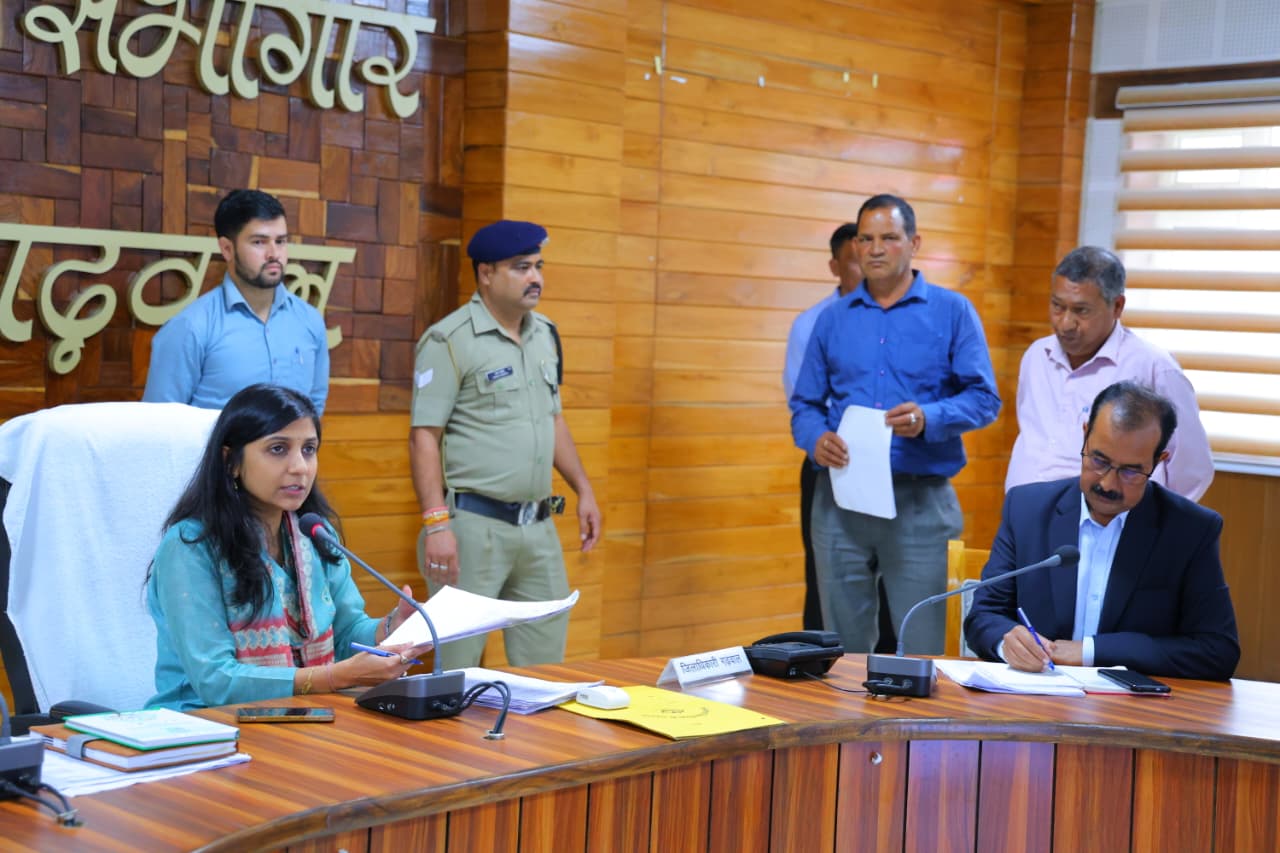 जनता मिलन में जिलाधिकारी ने सुनीं 28 शिकायतें, समयबद्ध निस्तारण के निर्देश