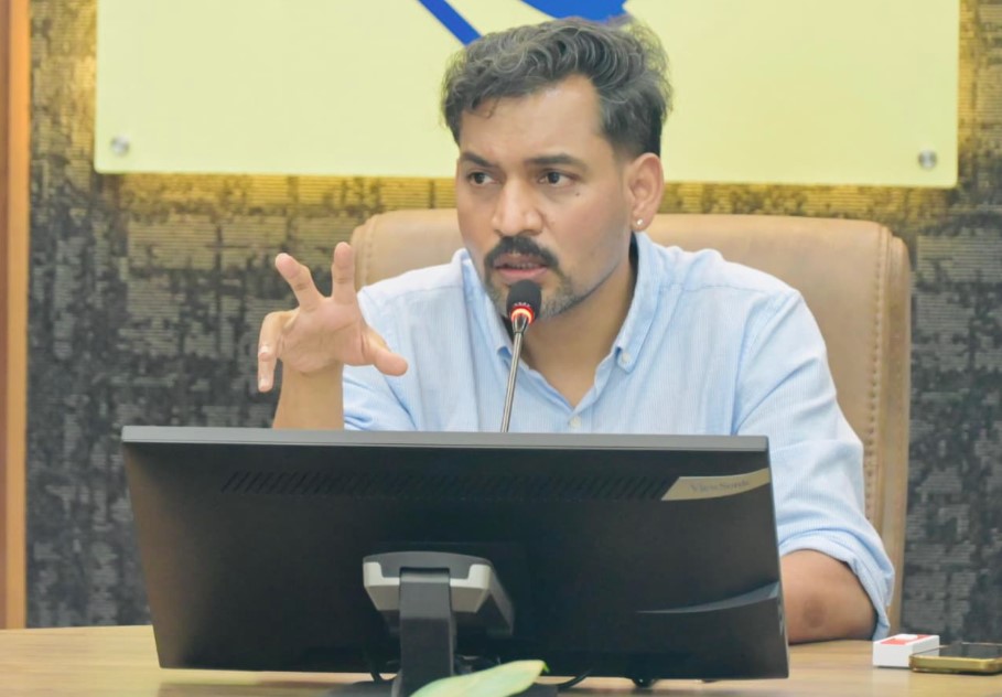 बाल संरक्षण एवं पुनर्वास कार्यों में तेजी लाएं अधिकारी- जिलाधिकारी