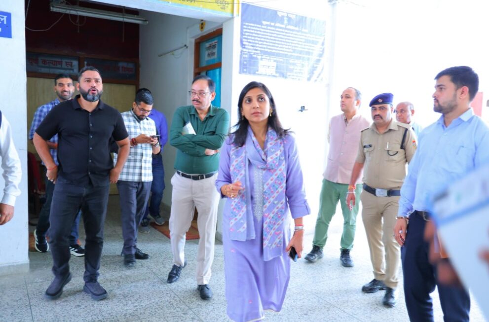 जिलाधिकारी ने विकास भवन के विभिन्न कार्यालयों का किया विस्तृत निरीक्षण