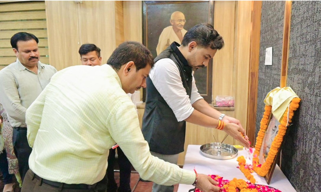 पं. गोविंद बल्लभ पंत के आदर्शों को आत्मसात कर जनसेवा के दायित्वों का ईमानदारी से निर्वहन करें- डीएम