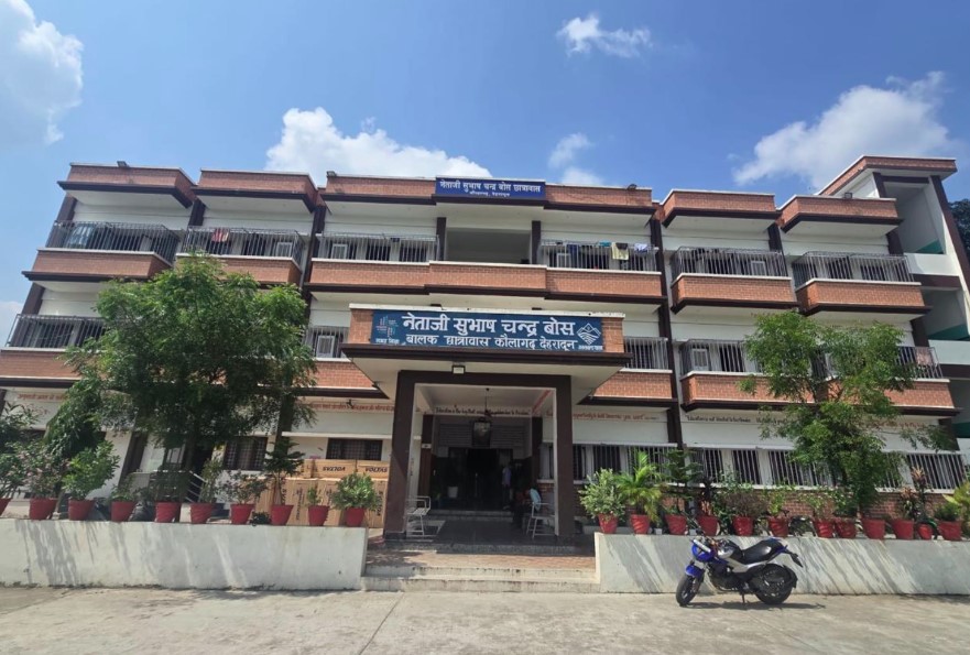 धामी सरकार की पहल से जरूरतमंद बच्चों के लिए संवर रहा सुरक्षित आशियाना