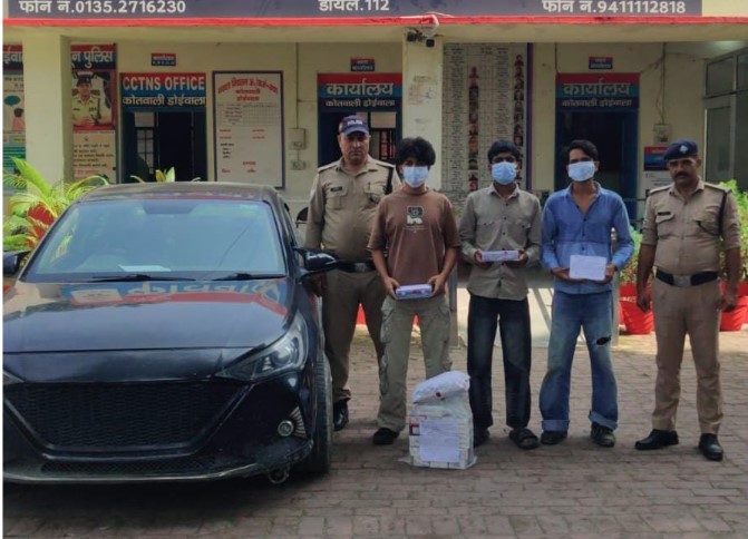 मोबाईल शॉप मे हुई चोरी की घटना का दून पुलिस ने किया खुलासा, तीन आरोपी गिरफ्तार