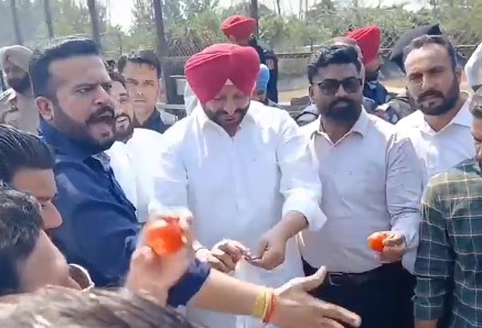 लुधियाना में CM मान के काफिले पर टमाटर फेंकने का आरोप, रवनीत बिट्टू हिरासत में