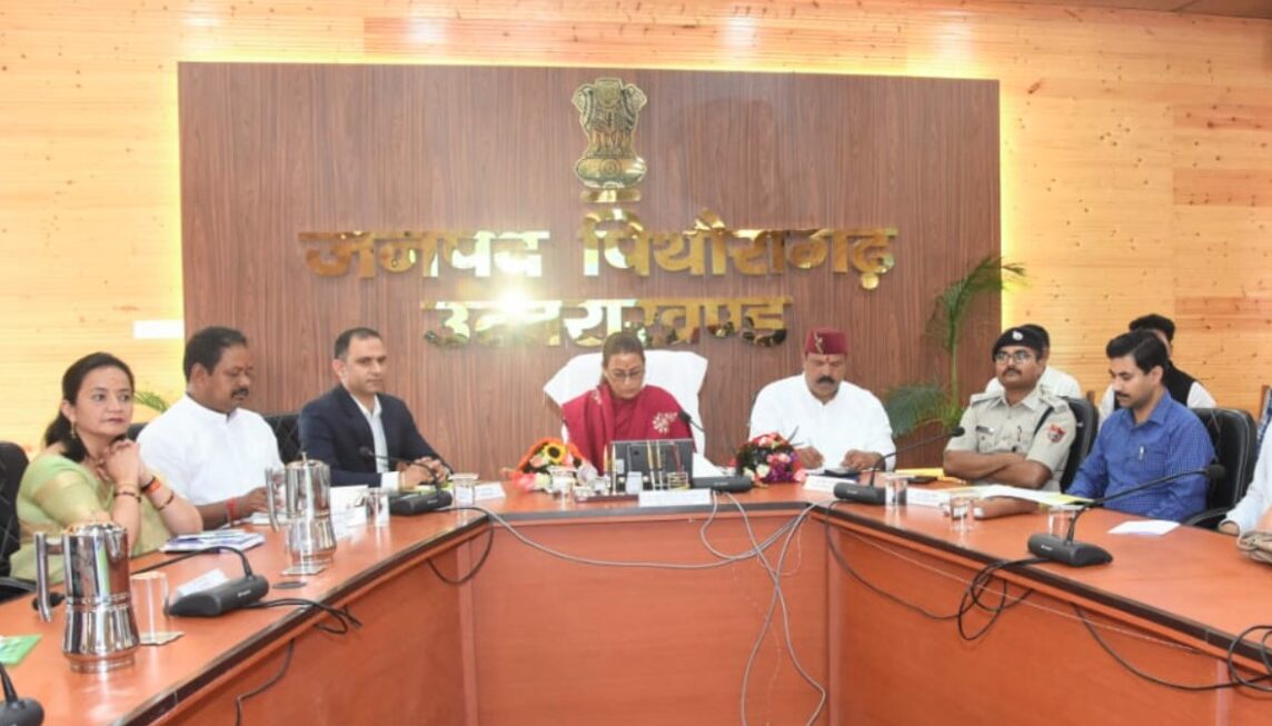 प्रभारी मंत्री रेखा आर्या ने की “आंगन का मिलन”कार्यक्रम की समीक्षा