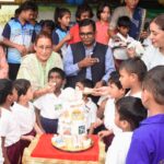 कैबिनेट मंत्री रेखा आर्या ने बच्चों के साथ केक काटकर मनाया मुख्यमंत्री धामी का जन्मदिन
