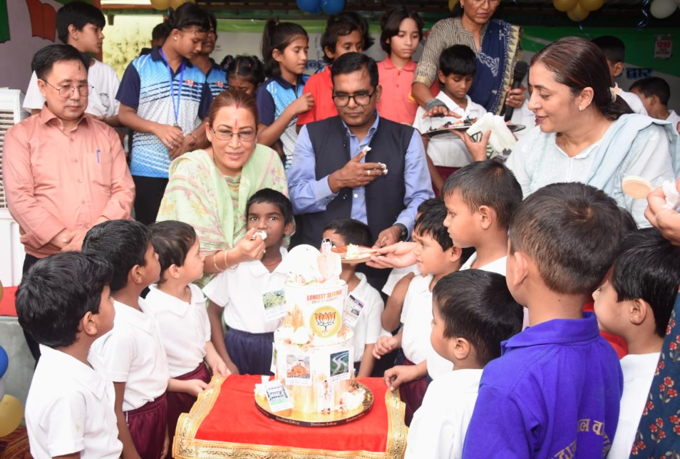 कैबिनेट मंत्री रेखा आर्या ने बच्चों के साथ केक काटकर मनाया मुख्यमंत्री धामी का जन्मदिन