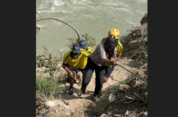 हरियाणा की युवती नदी के बहाव क्षेत्र में फंसी, SDRF ने बचाया