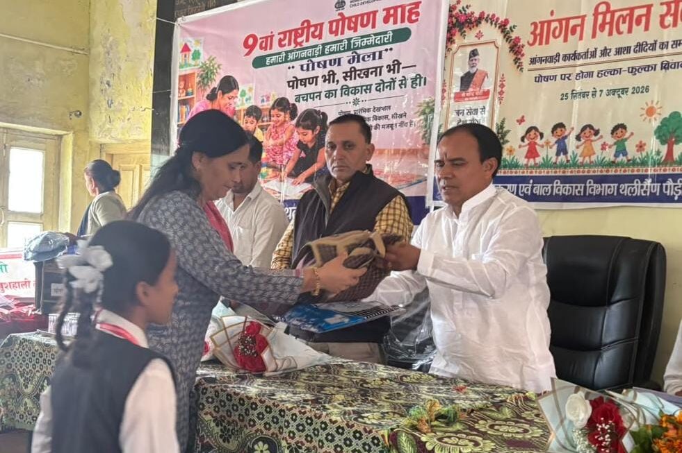 पोषण माह के समापन पर आंगनबाड़ी कार्यकर्त्रियों को किया सम्मानित