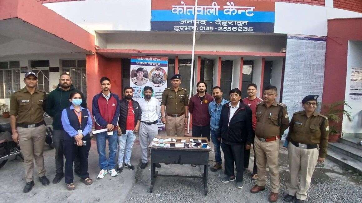 देहरादून पुलिस ने बरामद किए 8 गुम हुए मोबाइल फोन, मालिकों को लौटाई उनकी खोई संपत्ति