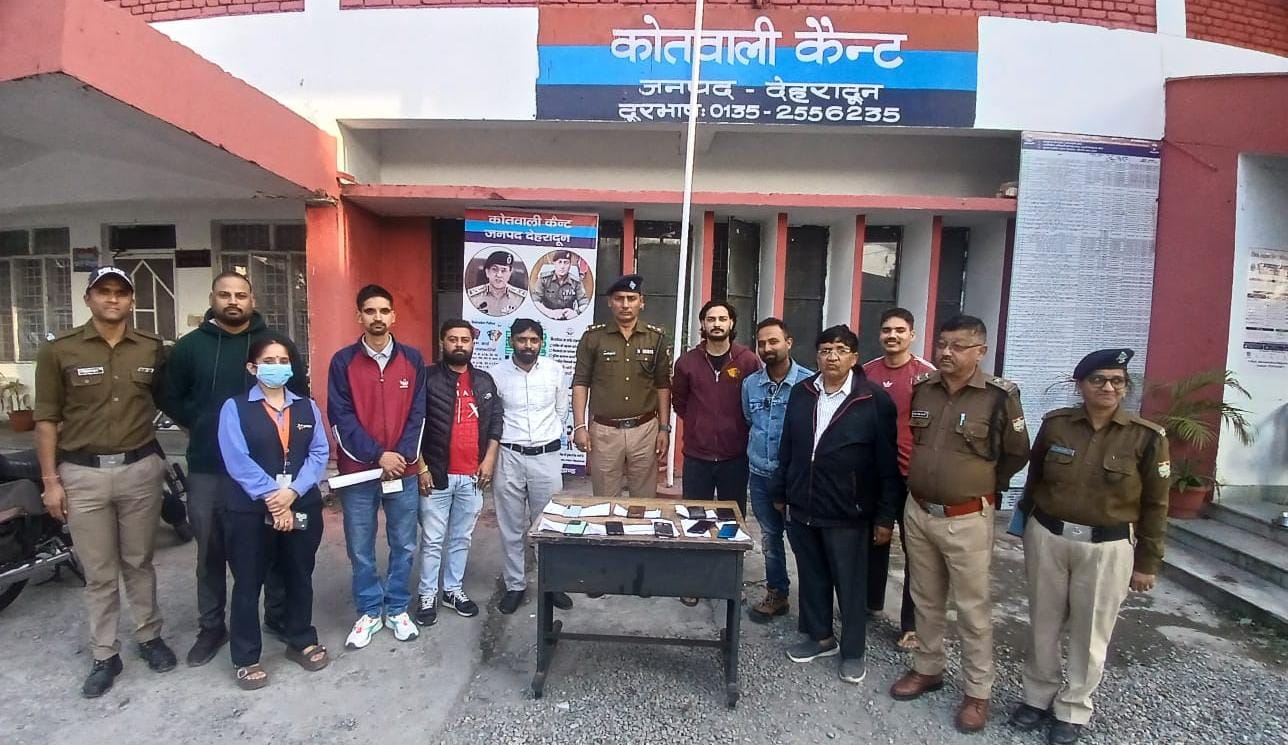देहरादून पुलिस ने बरामद किए 8 गुम हुए मोबाइल फोन, मालिकों को लौटाई उनकी खोई संपत्ति