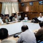 सीएम हेल्पलाइन की डीएम ने की समीक्षा, 92 लंबित शिकायतों के त्वरित निस्तारण के निर्देश