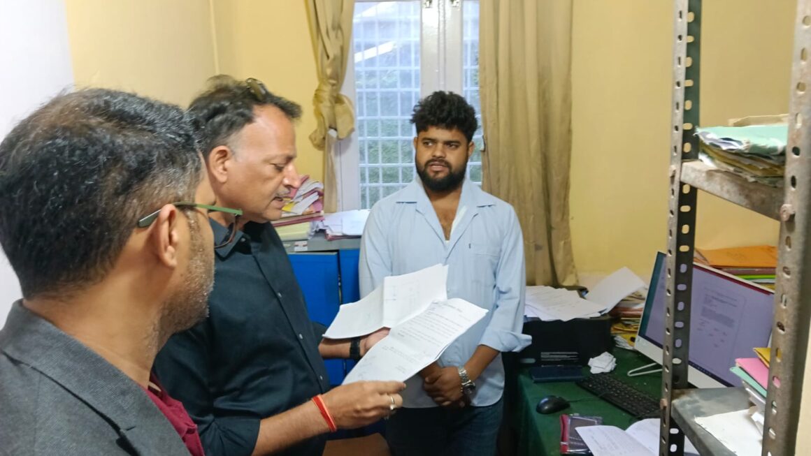 जिला पंचायत कार्यालय के औचक निरीक्षण में विभिन्न अनियमितताएं सामने आईं, जांच के निर्देश