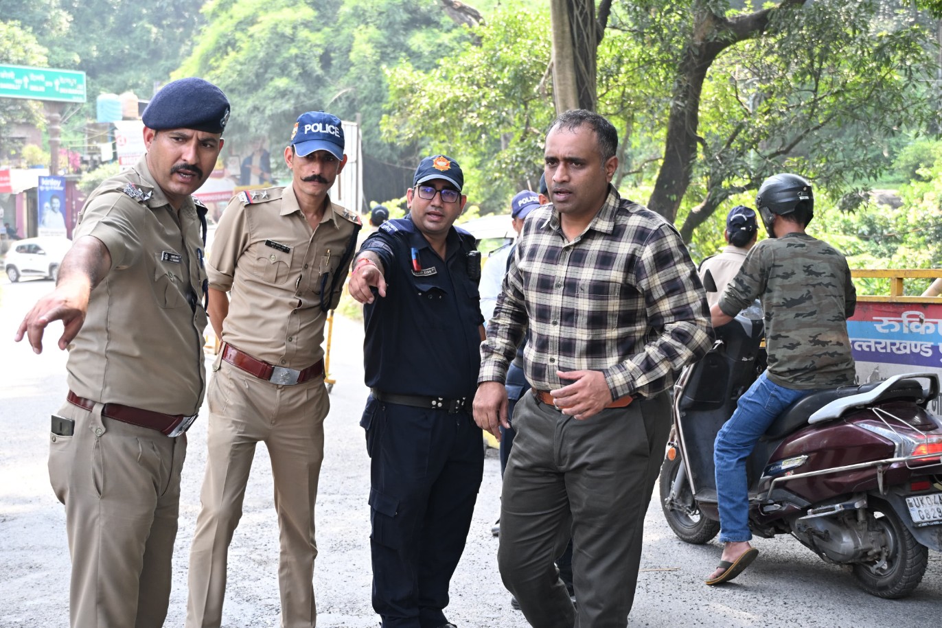 लॉन्ग वीकेंड पर उमड़ी भारी भीड़, कैंची धाम और पहाड़ों की ओर जाने वाले वाहन चालकों के लिए विशेष निर्देश जारी