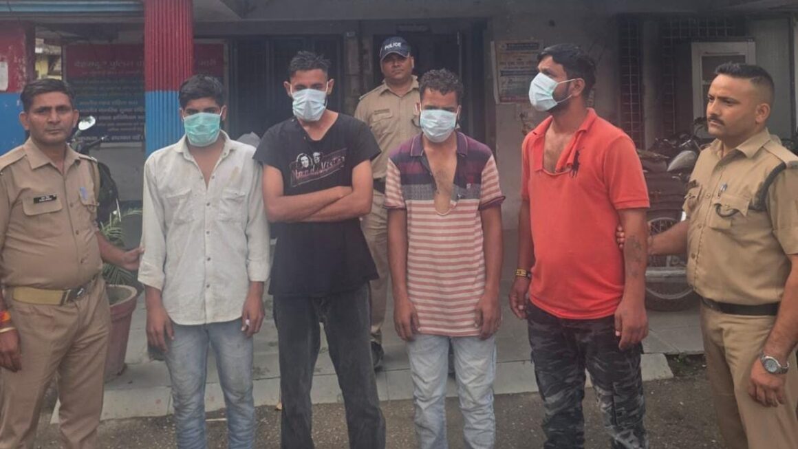 विकासनगर में सार्वजनिक स्थान पर हुड़दंग मचाने वाले चार युवक गिरफ्तार