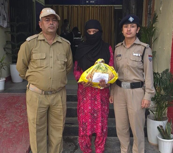 देहरादून: सपेरा बस्ती में पुलिस की छापेमारी, 800 ग्राम गांजे के साथ महिला गिरफ्तार