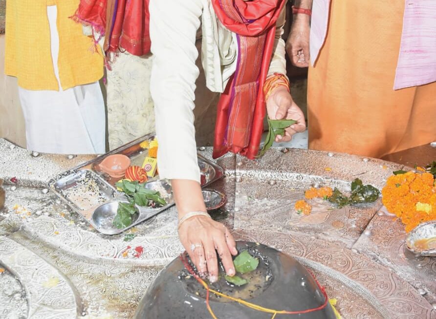 कैबिनेट मंत्री रेखा आर्या ने दुर्गाष्टमी पर मां भगवती और महादेव की कि पूजा-अर्चना,प्रदेश एवं देश की सुख-समृद्धि की कामना की