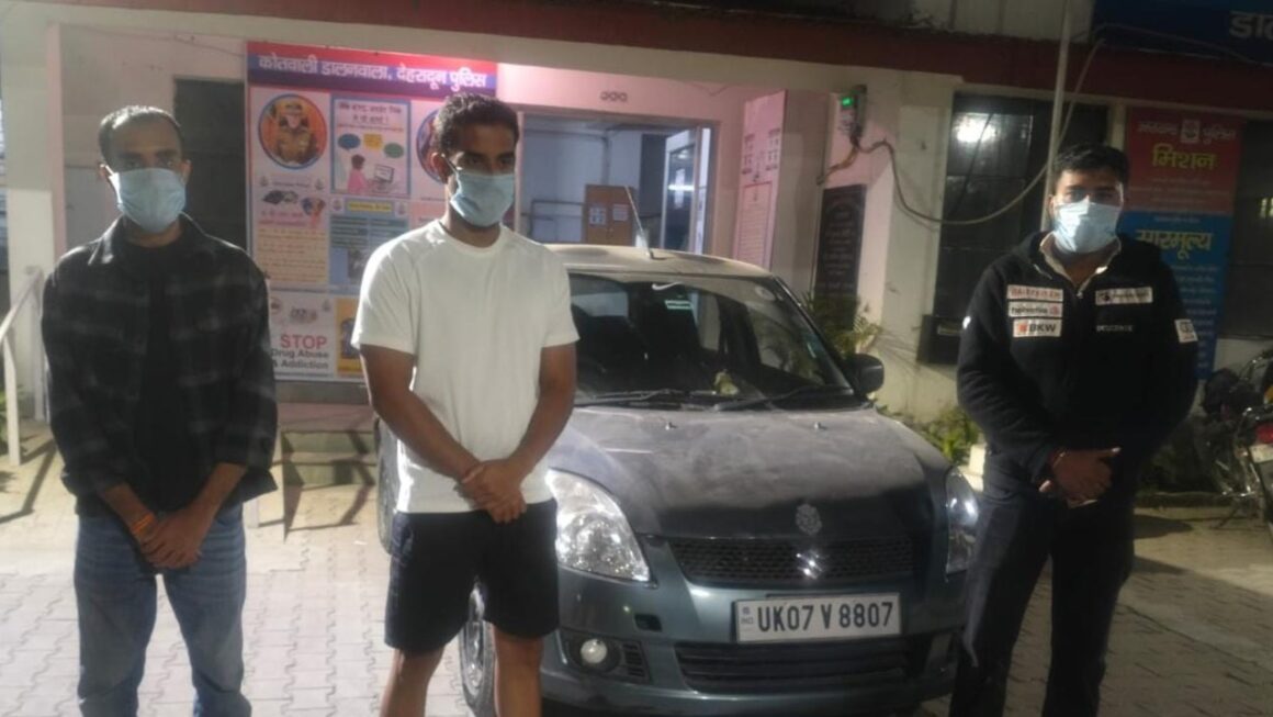 राजपुर रोड पर तमंचा लहराने वाले तीन युवक हिरासत में, जांच में निकली खिलौना पिस्टल
