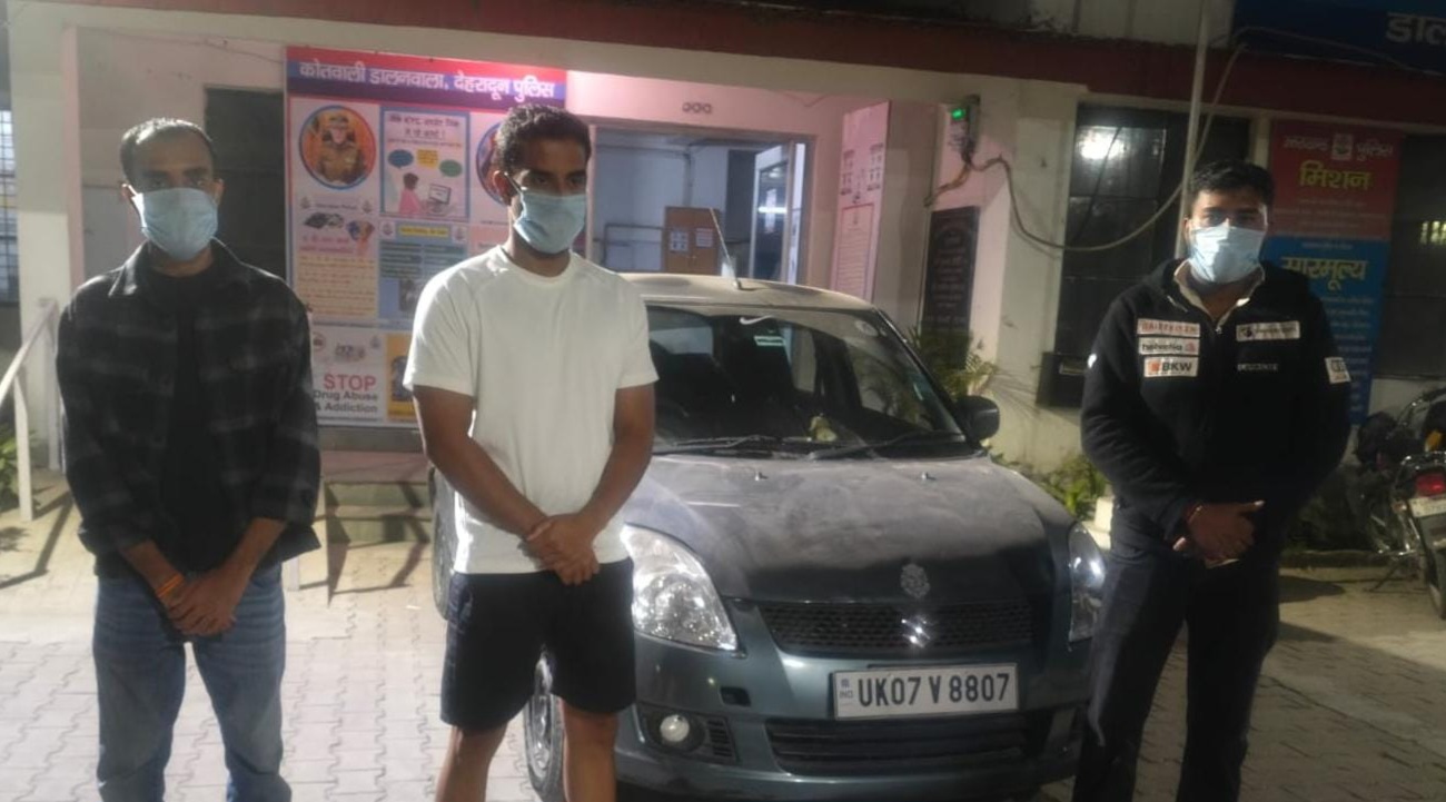 राजपुर रोड पर तमंचा लहराने वाले तीन युवक हिरासत में, जांच में निकली खिलौना पिस्टल