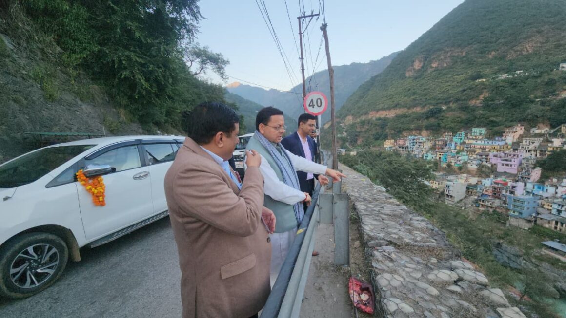 श्रीनगर से सड़क मार्ग से देहरादून लौटते हुए मुख्यमंत्री धामी ने किया राष्ट्रीय राजमार्ग का स्थलीय निरीक्षण
